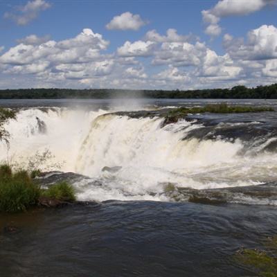 泡泡玛特发布2025年报 营收371.2亿创下历史新高